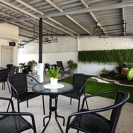 Le Bonheur Poshtel Hostel Bangkok Exterior photo
